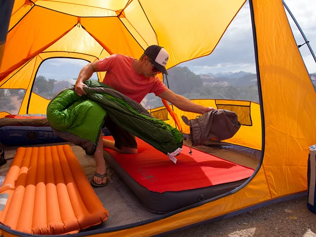 طریقه خوابیدن در چادر مسافرتی