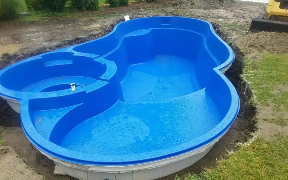 استخر پیش ساخته یا فایبرگلاس چیست ؟